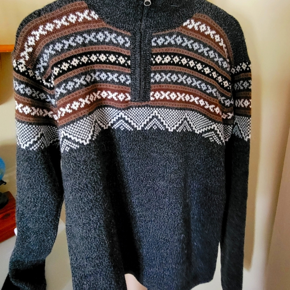 Artesania Sweater, Size Medium